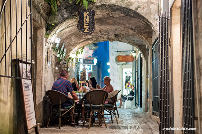 Un restaurante en el Stari Grad de Budva (Montenegro)
