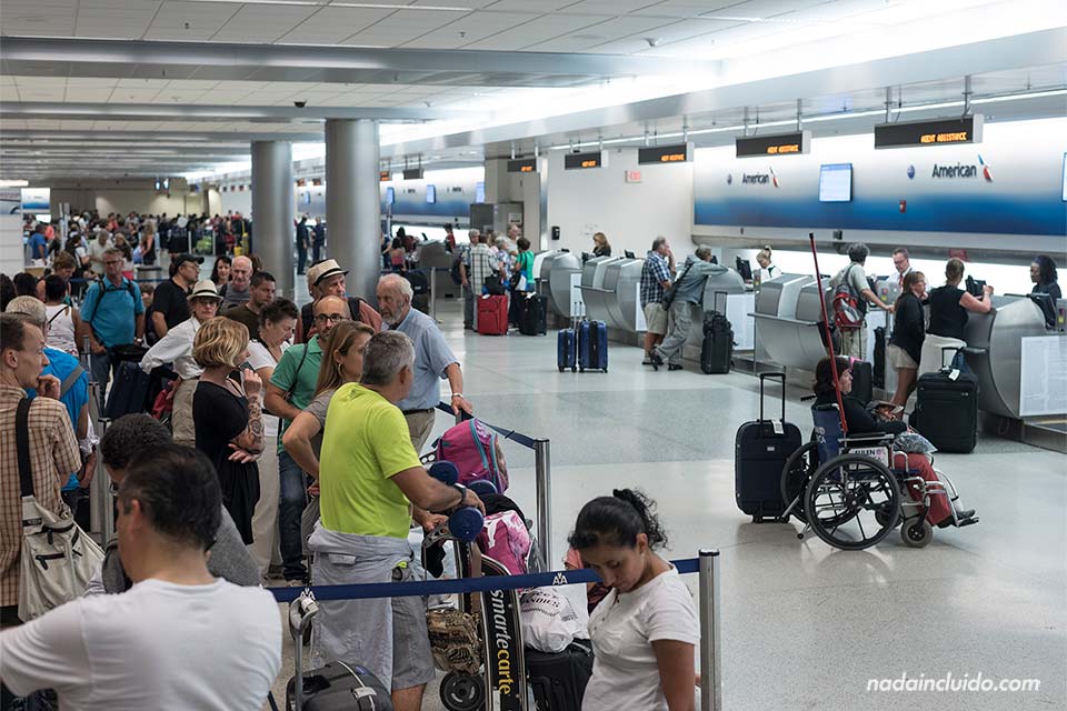 El servicio de atención al cliente de American Airlines del aeropuerto de Miami abarrotado de gente