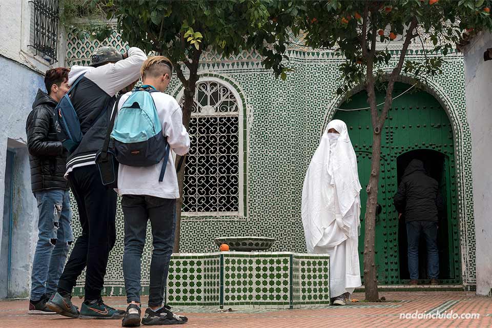 Mujer con burka en la puerta de una mezquita de Chefchaouen (Marruecos)