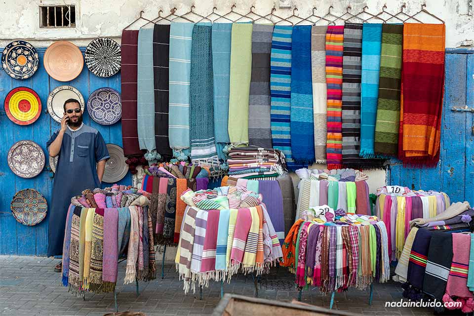 Puesto de telas en el zoco de Essaouira (Marruecos)