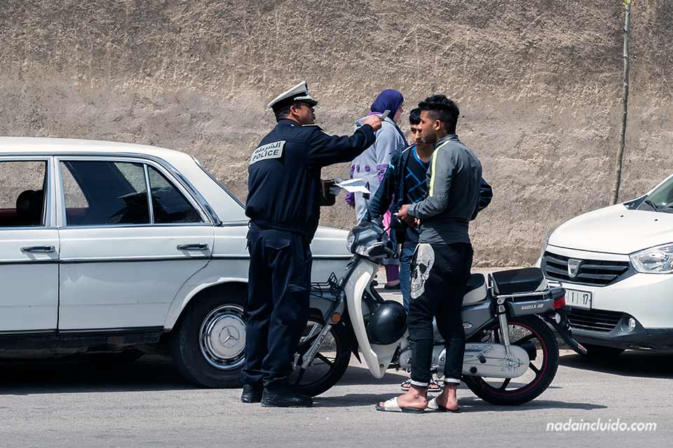 Un policía pone una multa a dos marroquíes en Fez (Marruecos)