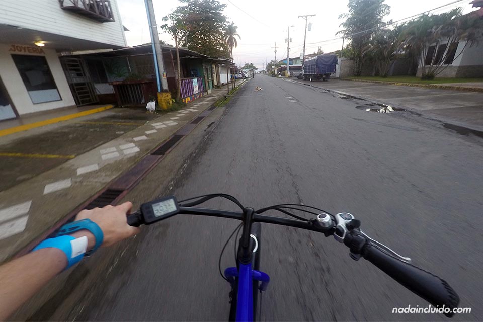 Paseando con una bicicleta eléctrica por Bocas Town (Bocas del Toro, Panamá)