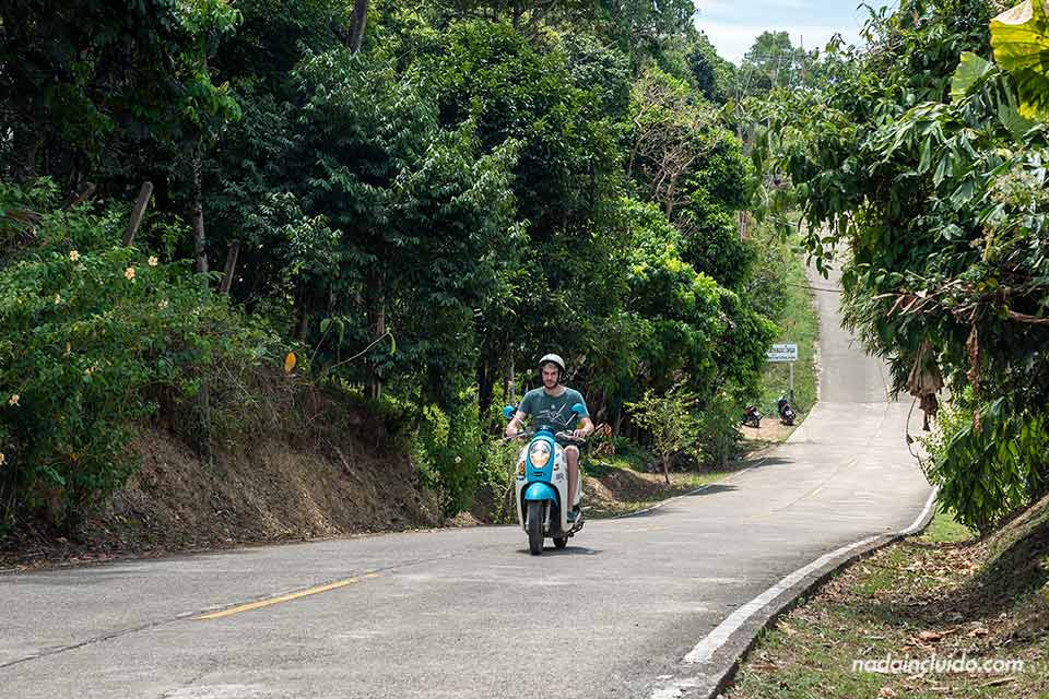 Recorriendo en moto una carretera - Qué ver en Koh Lanta Yai (Tailandia)