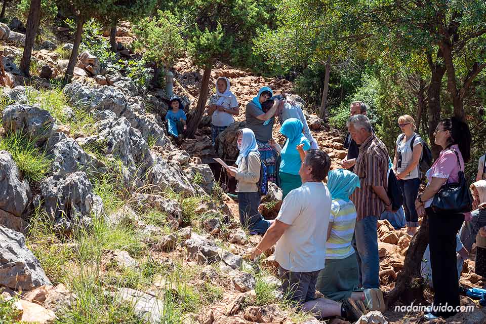 Grupo rezando en la colina de las apariciones (monte Podbrdo) de Medjugorje (Bosnia y Herzegovina)