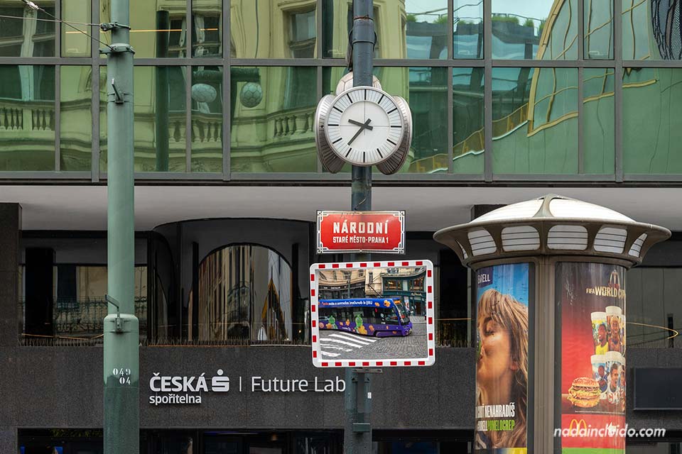 ¿Cuál es el huso horario? Viajar a la República Checa - Reloj en la calle Narodni de la Ciudad Nueva de Praga