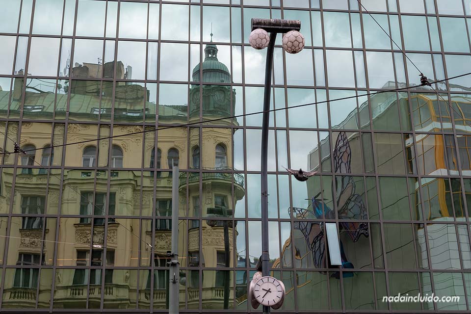 Reflejo de la escultura Butterfly Effect de David Černý en la calle Narodni - Ciudad Nueva de Praga (República Checa)