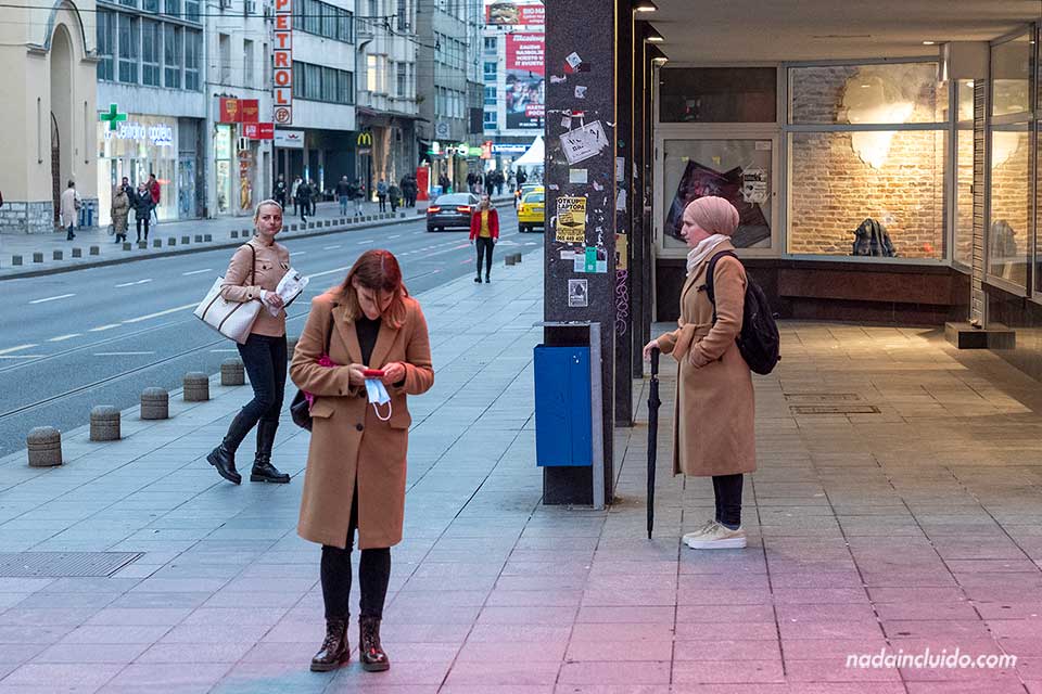 Chicas bosnias en la calle Marsala Tita de Sarajevo - Viajar a Bosnia
