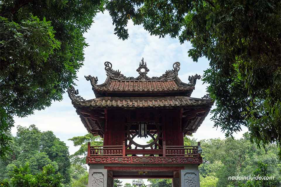 Torre Khue Van Cac en el Templo de la Literatura de Hanoi (Vietnam)