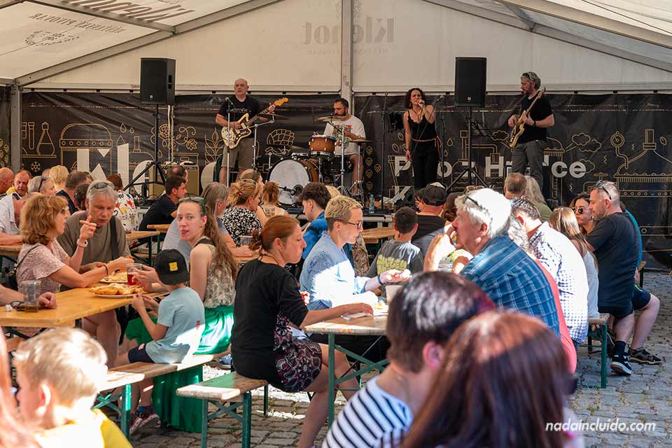 Banda actuando durante el festival Regiony de Hradec Králové (República Checa)