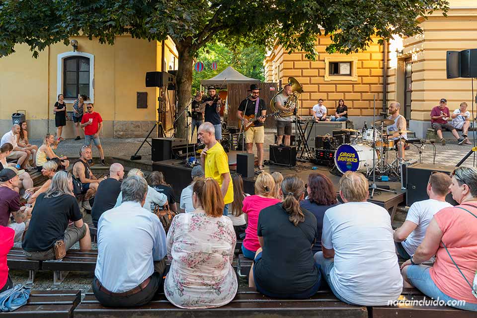 Grupo de música Circus Brothers actuando junto al teatro Klicpera (Klicperovo divadlo) durante el festival Regiony de Hradec Králové (República Checa)