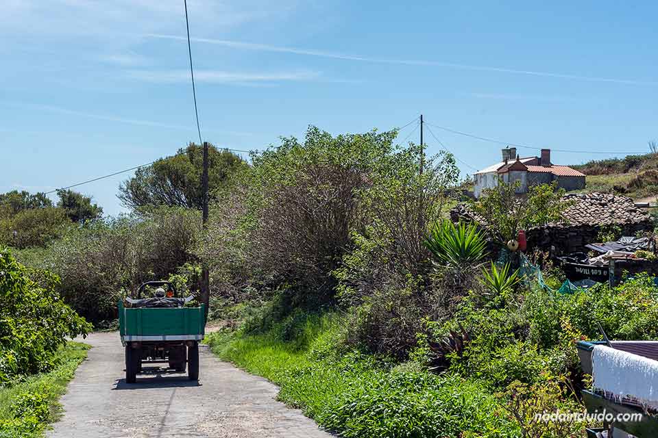 Tractor en la carretera de isla de Ons (Galicia)
