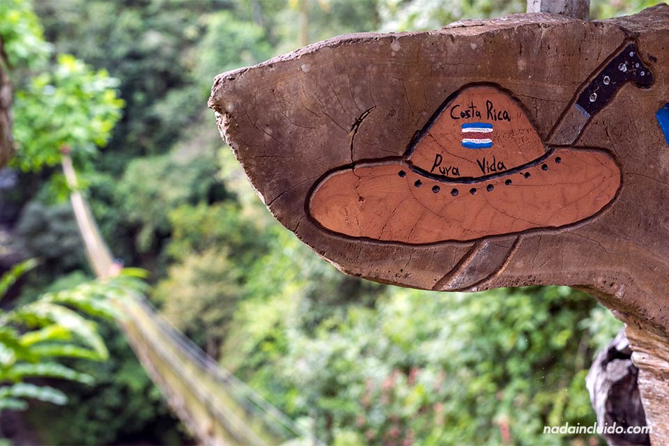 Cartel junto al puente colgante de Los Campesinos Ecolodge (Costa Rica)