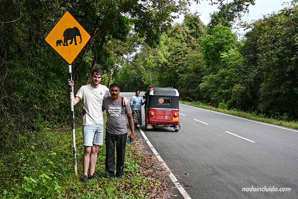 Con un lugareño junto a una señal de tráfico de elefantes cerca de Minneriya (Sri Lanka)