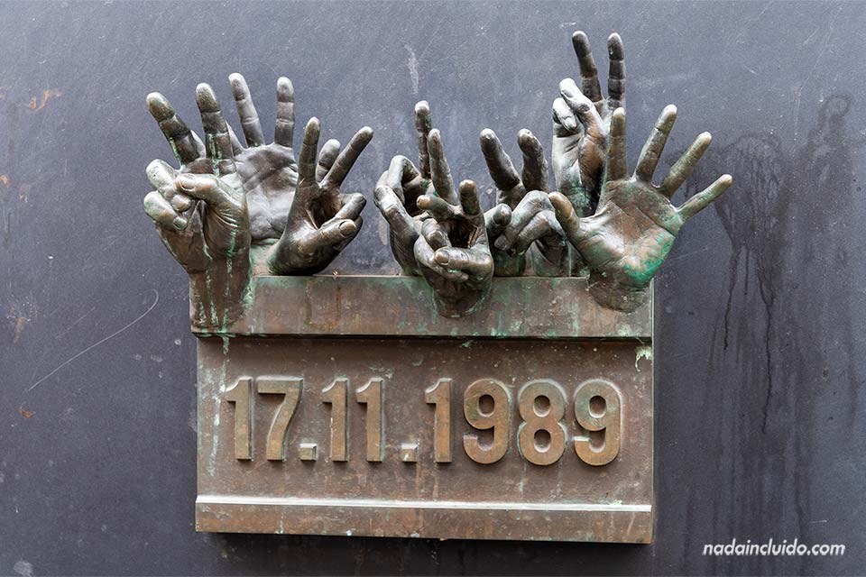 Placa en homenaje a la Revolución del Terciopelo - Calle Narodni en la Ciudad Nueva de Praga (República Checa)
