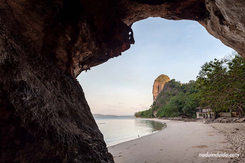 Playa Phra Nang desde la Cueva de la Princesa - Qué ver en Railay (Tailandia)