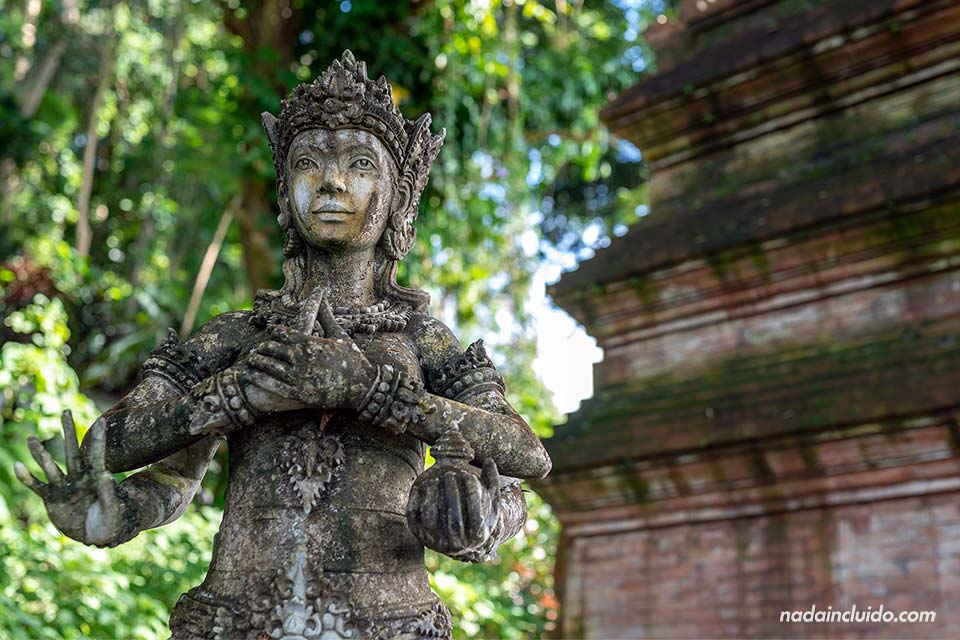 Estatua en el Tirta Ganga Royal Garden (Bali, Indonesia)