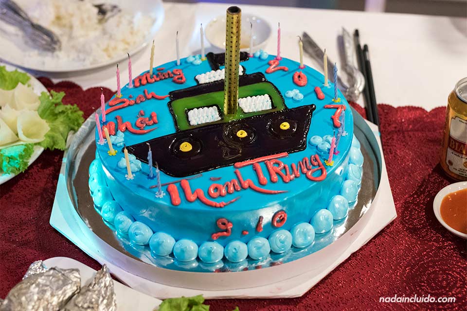 Un pastel de cumpleaños en el crucero Jewel Cruise de la Bahía de Lan Ha (Vietnam)
