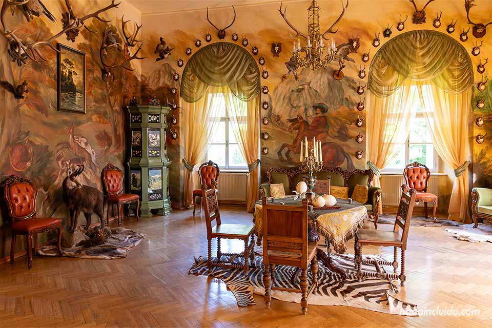 Trofeos de caza en las paredes de una sala del palacio de Dětenice - Región de Hradec Králové (República Checa)