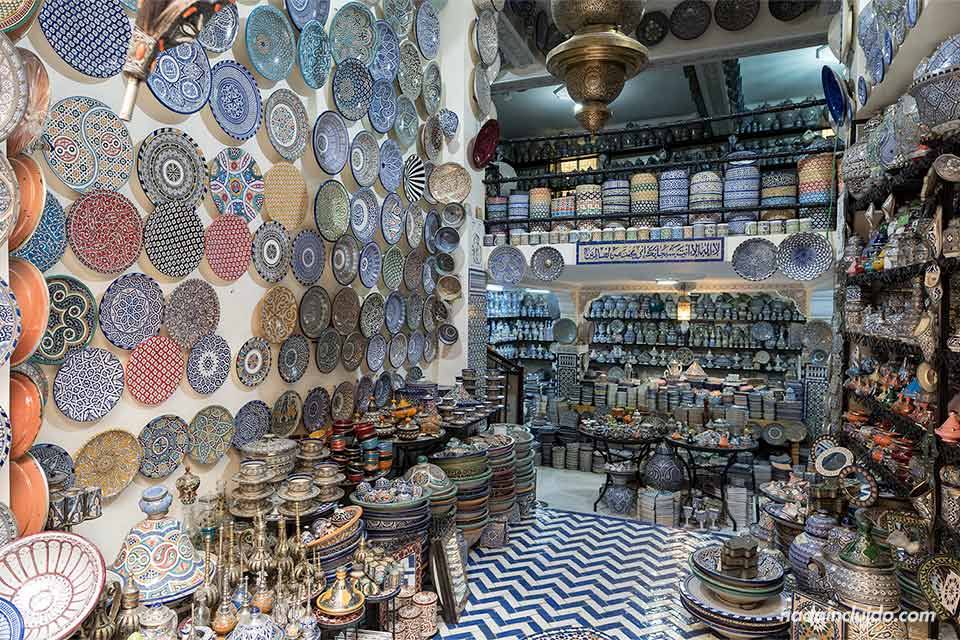 Tienda de cerámica en la medina de Fez (Marruecos)