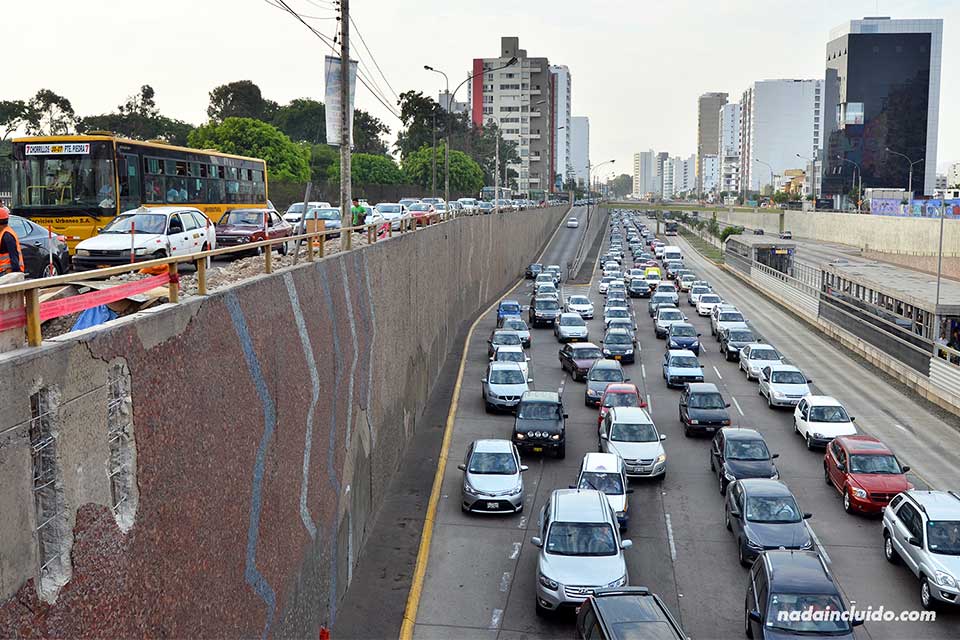 Tráfico en la ciudad de Lima, capital de Perú