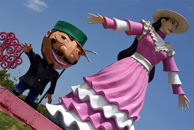 Estatuas de la gigantona y el enano cabezón en Managua (Nicaragua)