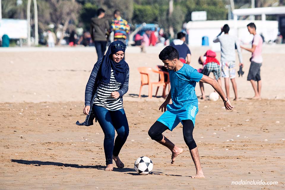 Jugando a fútbol en la playa de Agadir (Marruecos)