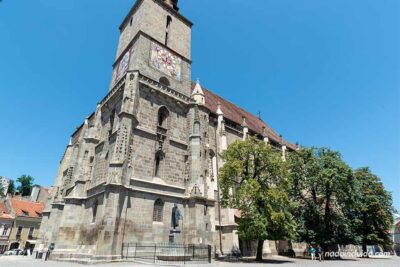 Fachada de la Iglesia Negra (Biserica Negra) en Brasov (Rumanía)