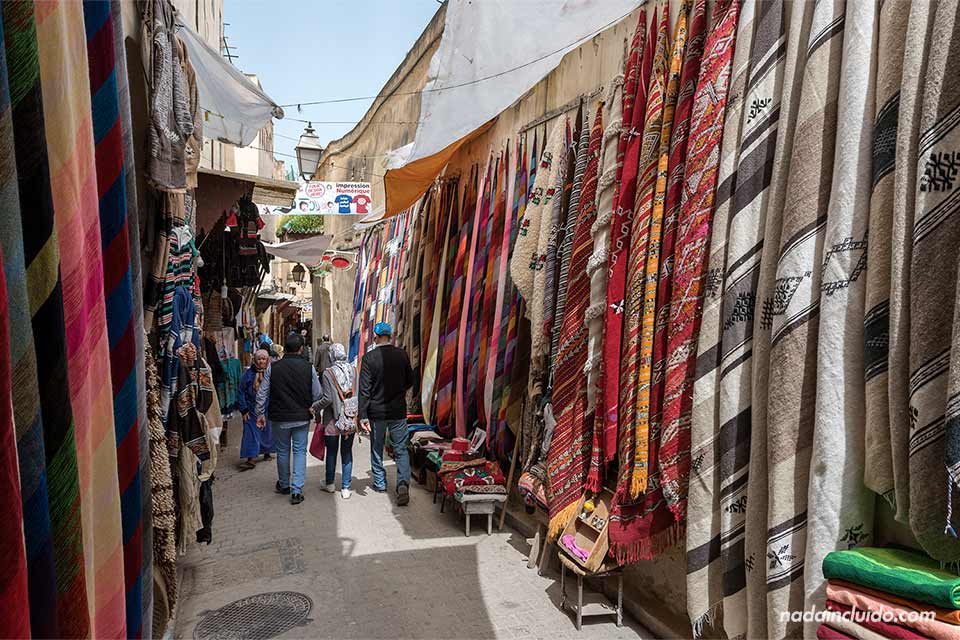 Alfombras en las calles de la medina de Fez (Marruecos)