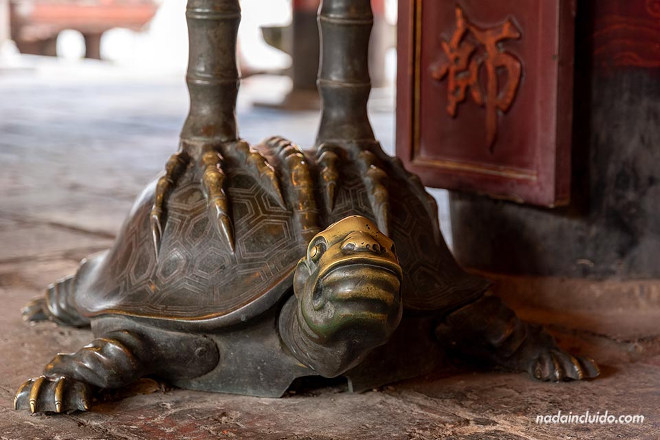 Estatua de tortuga y grulla en el templo de la Literatura de Hanoi (Vietnam)