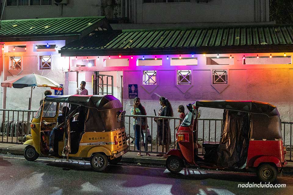 Tuktuks junto a un baño público en el Keppetipola de Kandy (Sri Lanka)