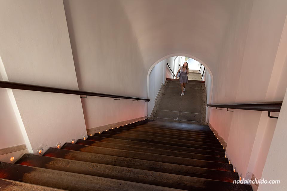 Turista subiendo la escalera Bono Publico de Hradec Králové (República Checa)