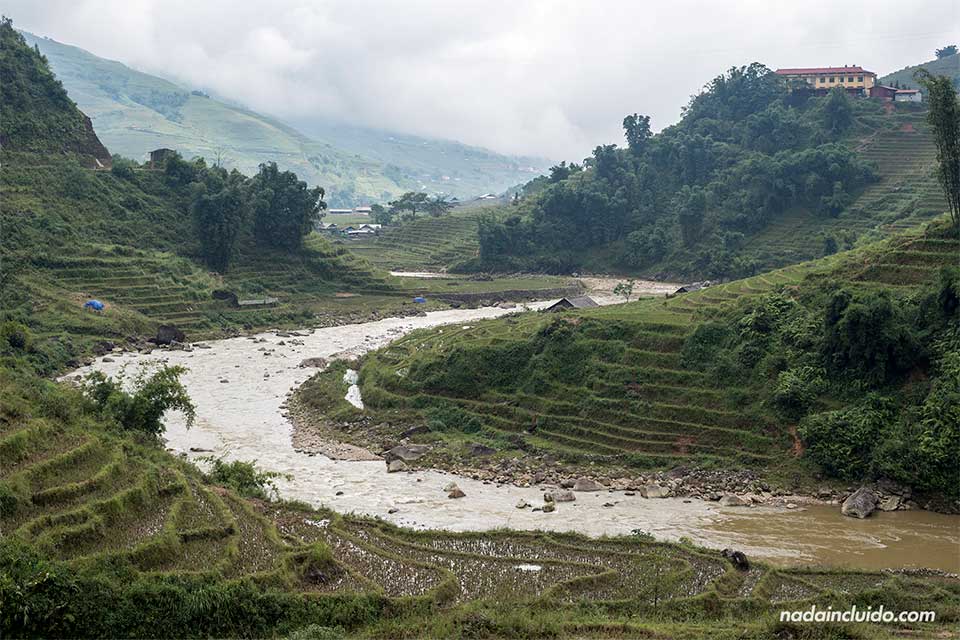 Río junto a los arrozales en la provincia de Lao Cai, Vietnam