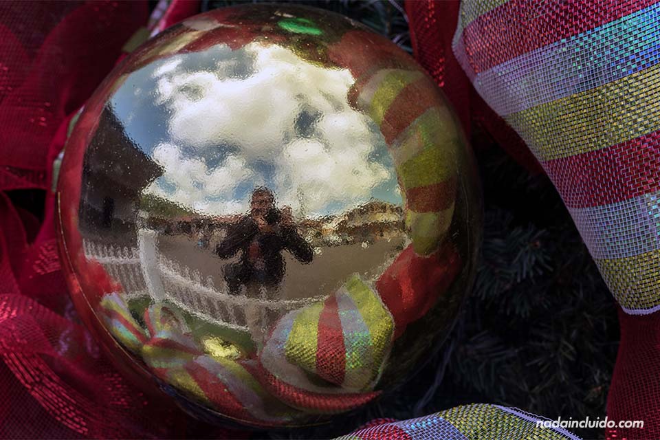 Mi reflejo en un adorno de Navidad en Bajo Boquete (Panamá)