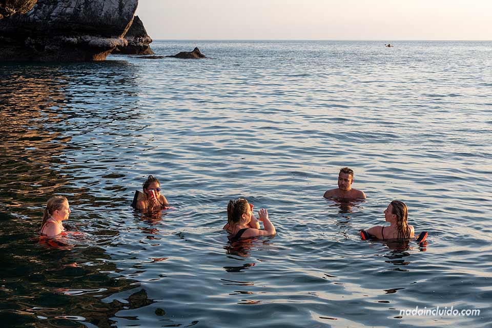 Turistas bañándose al atardecer en las islas Phi Phi (Tailandia)