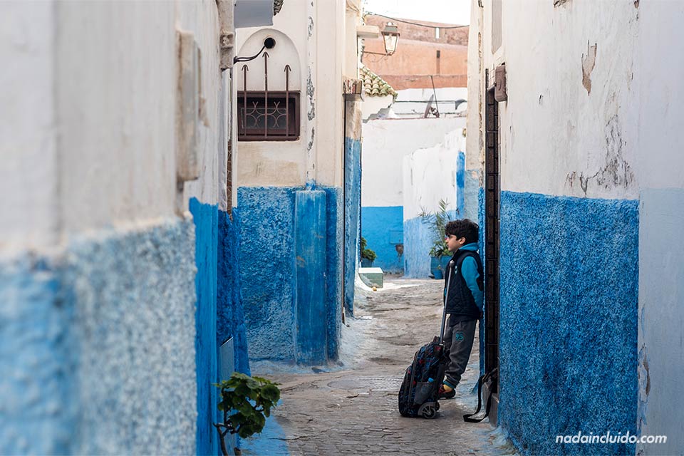 Niño en las calles de la Kasbah de los Udayas de Rabat (Marruecos)