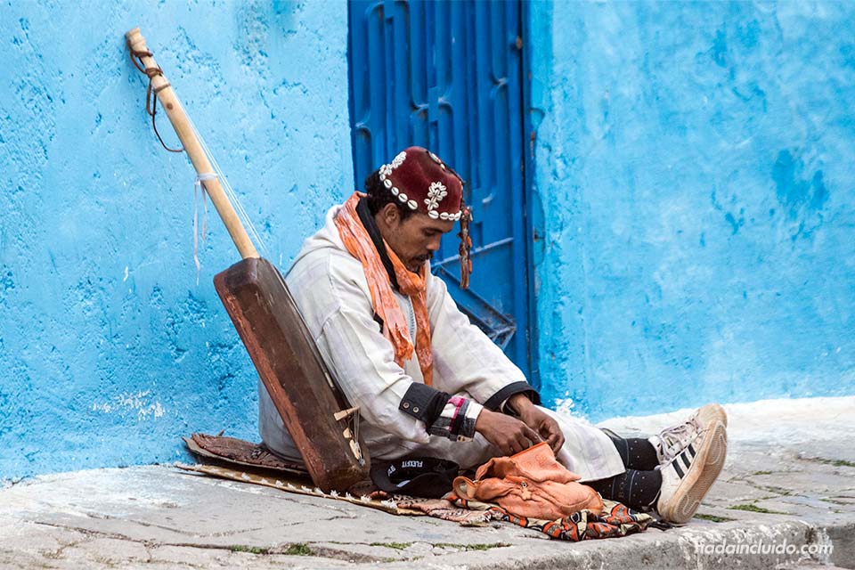 Músico callejero en la Kasbah de los Udayas de Rabat (Marruecos)