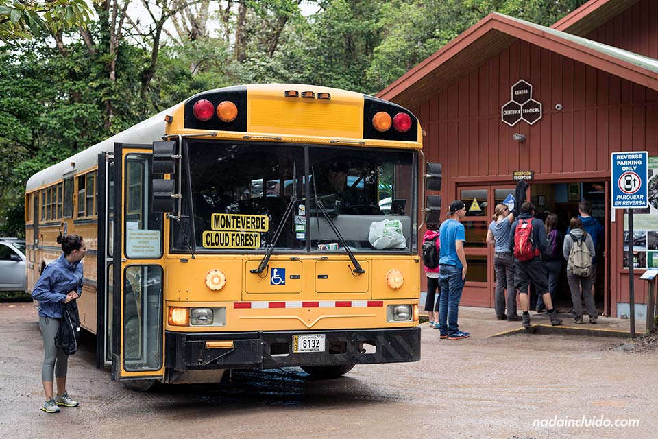 Autobús que te lleva de Monteverde al Bosque Nuboso de Monteverde (Costa Rica)