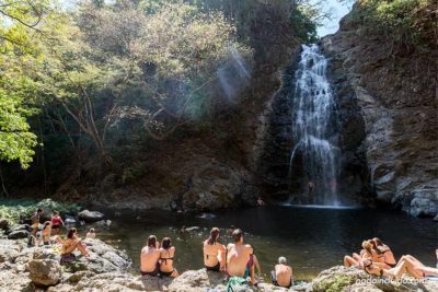 Pozas junto a la cascada de Montezuma (Costa Rica)