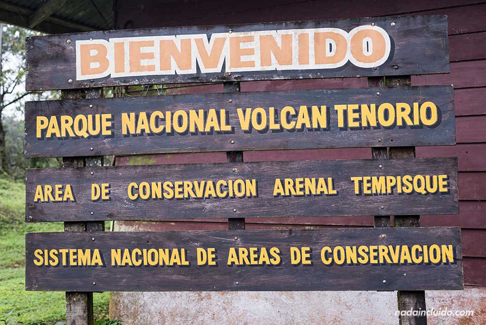 Cartel a la entrada del Parque Nacional Volcán Tenorio (Costa Rica)