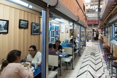 Un puesto de comida, soda, en el Mercado Central de San José (Costa Rica)