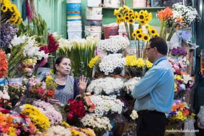 Puesto de flores en el Mercado Central de San José (Costa Rica)