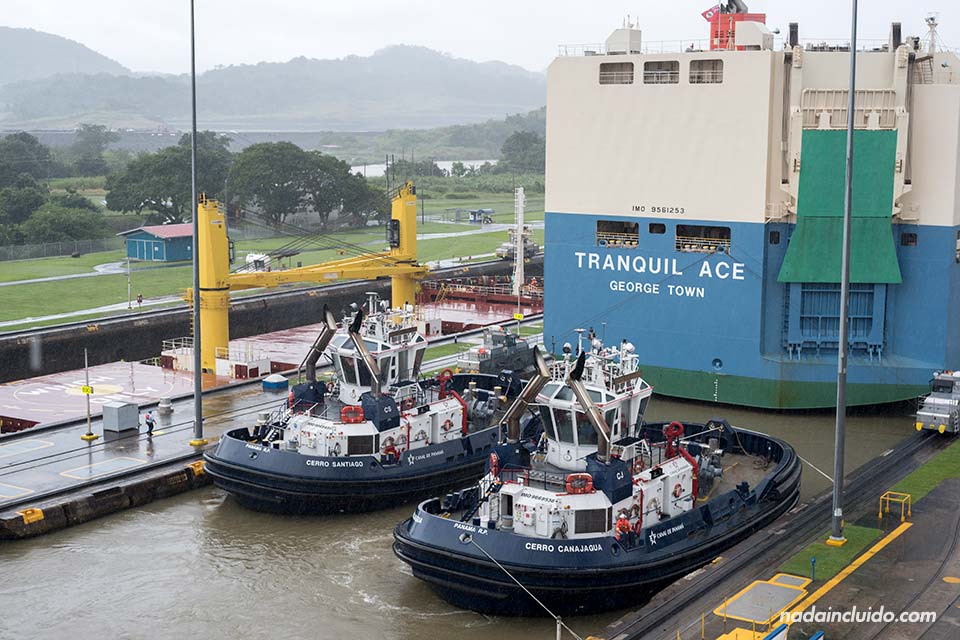 Barcos mula operando en las esclusas de Miraflores del canal de Panamá
