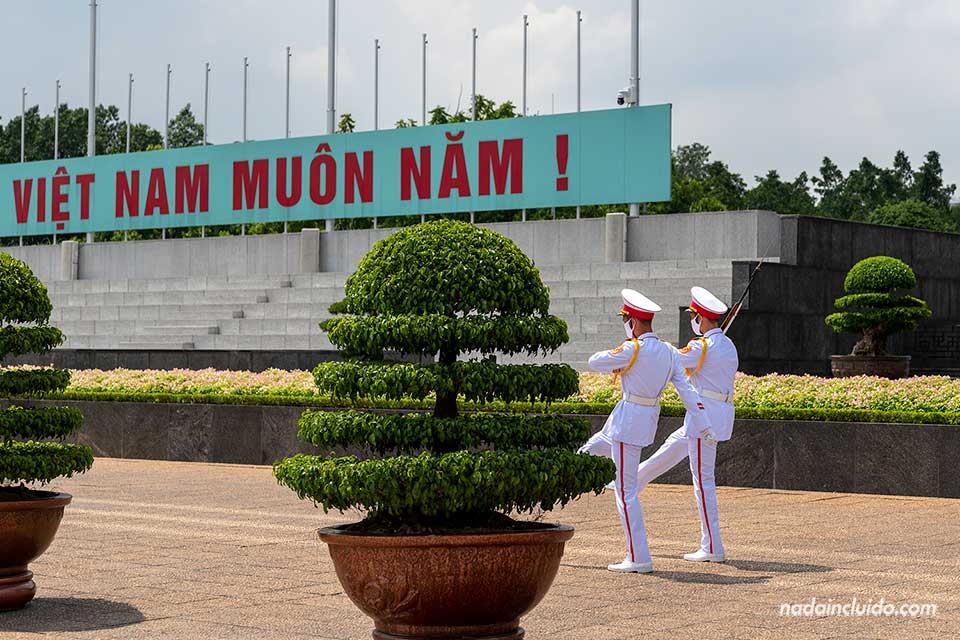 Cambio de guardia en el mausoleo de Ho Chi Minh, en la plaza Ba Dinh de Hanoi (Vietnam)