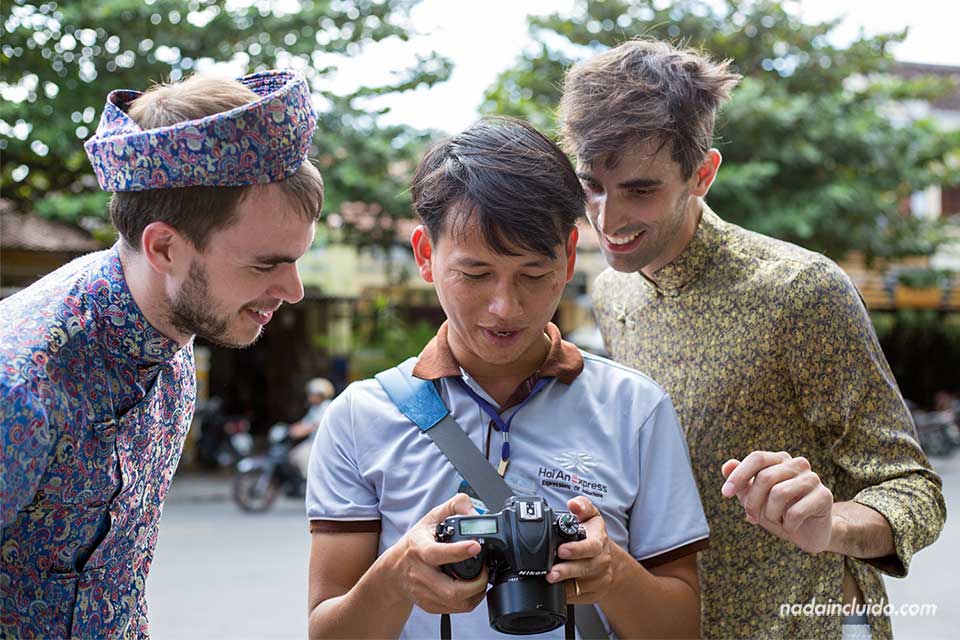 Haciéndonos una sesión de fotos en Hoi An (Vietnam)