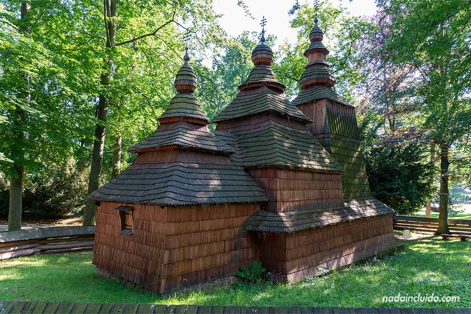 Fachada de la iglesia de San Nicolás (Kostel svatého Mikuláše) en los jardines de Jirásek (Jiráskovy sady) de Hradec Králové (República Checa)