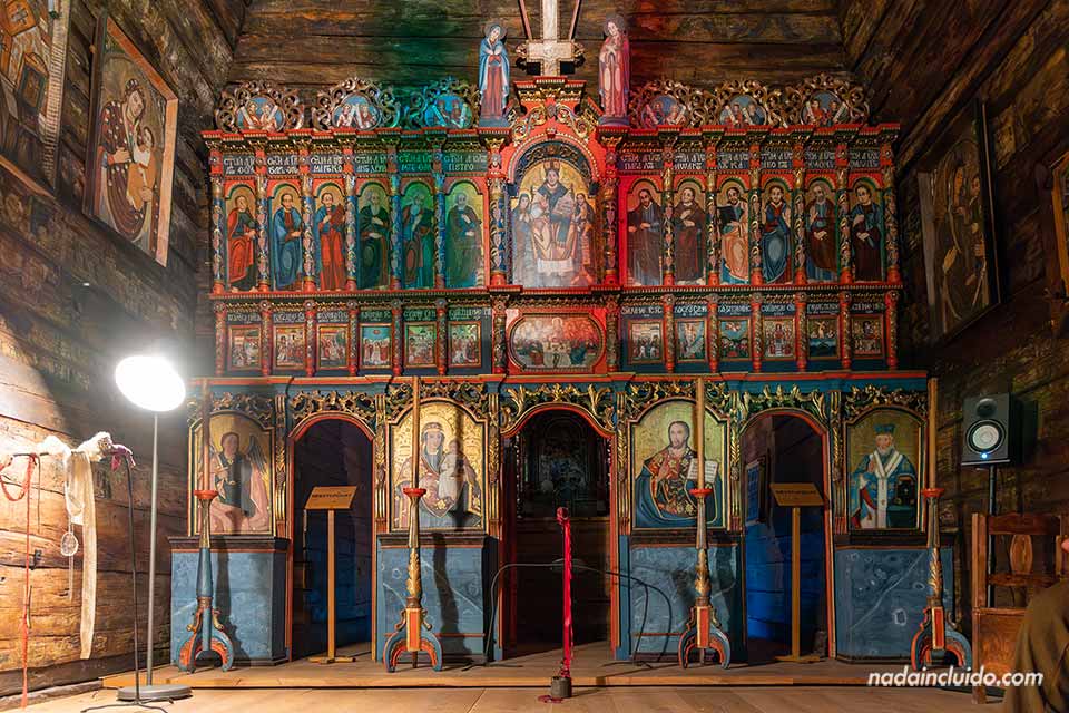 Altar de la iglesia ortodoxa de San Nicolás (Kostel svatého Mikuláše) en los jardines de Jirásek (Jiráskovy sady) de Hradec Králové (República Checa)