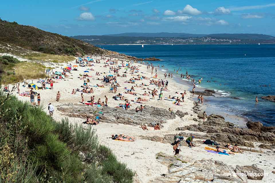 Turistas en la la playa de Melide en la isla de Ons (Galicia)