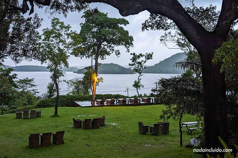 Jardín del hotel Deer Park junto al lago Giritale (Sri Lanka)