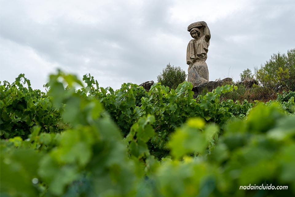 Estatua en el mirador Souto Chao, Ribeira Sacra (Galicia)
