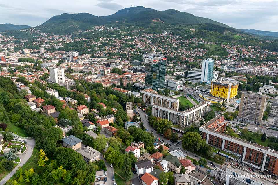 Vistas del centro de Sarajevo desde la Avaz Twist Tower (Bosnia y Herzegovina)